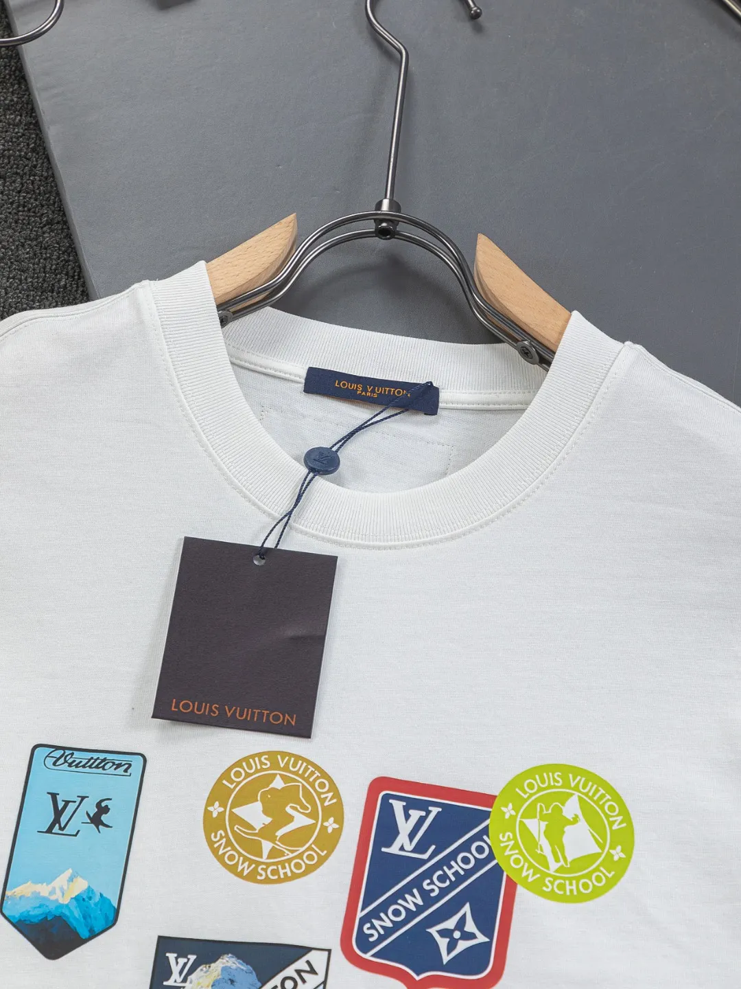 🅿️190 Louis Vuitton 1V LV micro-wide version S-XL LV 26ss New product counters are on the shelves at the same time Multi-process digital direct printing Various travel patches on the chest Micro-stamp printing Round-neck short-sleeved T-shirts, the same style for men and women! Consigned to one-to-one creation. Synchronized with the official website, pure cotton fabrics at the counter! It is close to the skin and comfortable, durable and easy to wear. It has a classic and simple logo design and meticulous original craftsmanship. Short-sleeves, a must-have item for men, do not appear to be the same for the general public, but must be unique and eye-catching. This LV short-sleeve is all about quality, comfort, the same shape and fashion as always, including fabrics and cutting techniques. All of them have been made with great effort! 320 grams of washed pure cotton fabric, pure cotton is breathable, very refreshing and comfortable for daily wear. The rib knitting on the neckline is smooth and tight, and the neckline will not be skewed if you toss it at will. The loose version, you will find that it looks really good on the upper body. The overall is minimalist and neat, super versatile for daily use! Pair it casually with a pair of pants for a youthful look. A T-shirt will make your outfit crazy. It is a fashionable item that can never go wrong! Color: Black White Gray Size: S-XL Size chart: S: Shoulder width 50-Bust 56-Length 70 M: Shoulder width 52-Bust 57-Length 72 L: Shoulder width 54-Bust 59-Length 74 XL: Shoulder width 56-Bust 62-Length 76